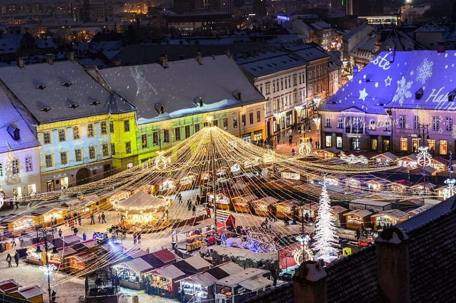 vor fi sau nu schimbate căsuțele la târgul de crăciun din sibiu? organizatorii au lămurit și acest aspect (video)