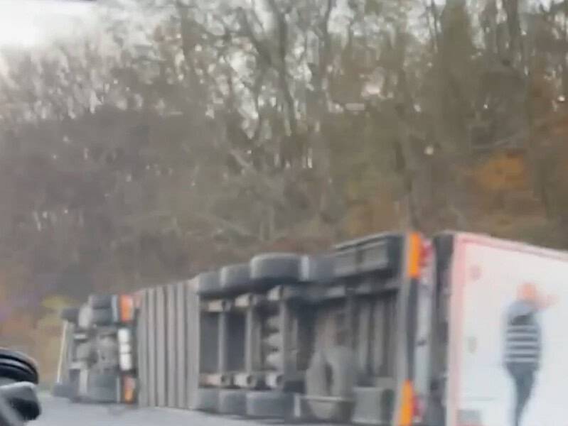 tir răsturnat pe dn14 la ieșire din ruși (video)