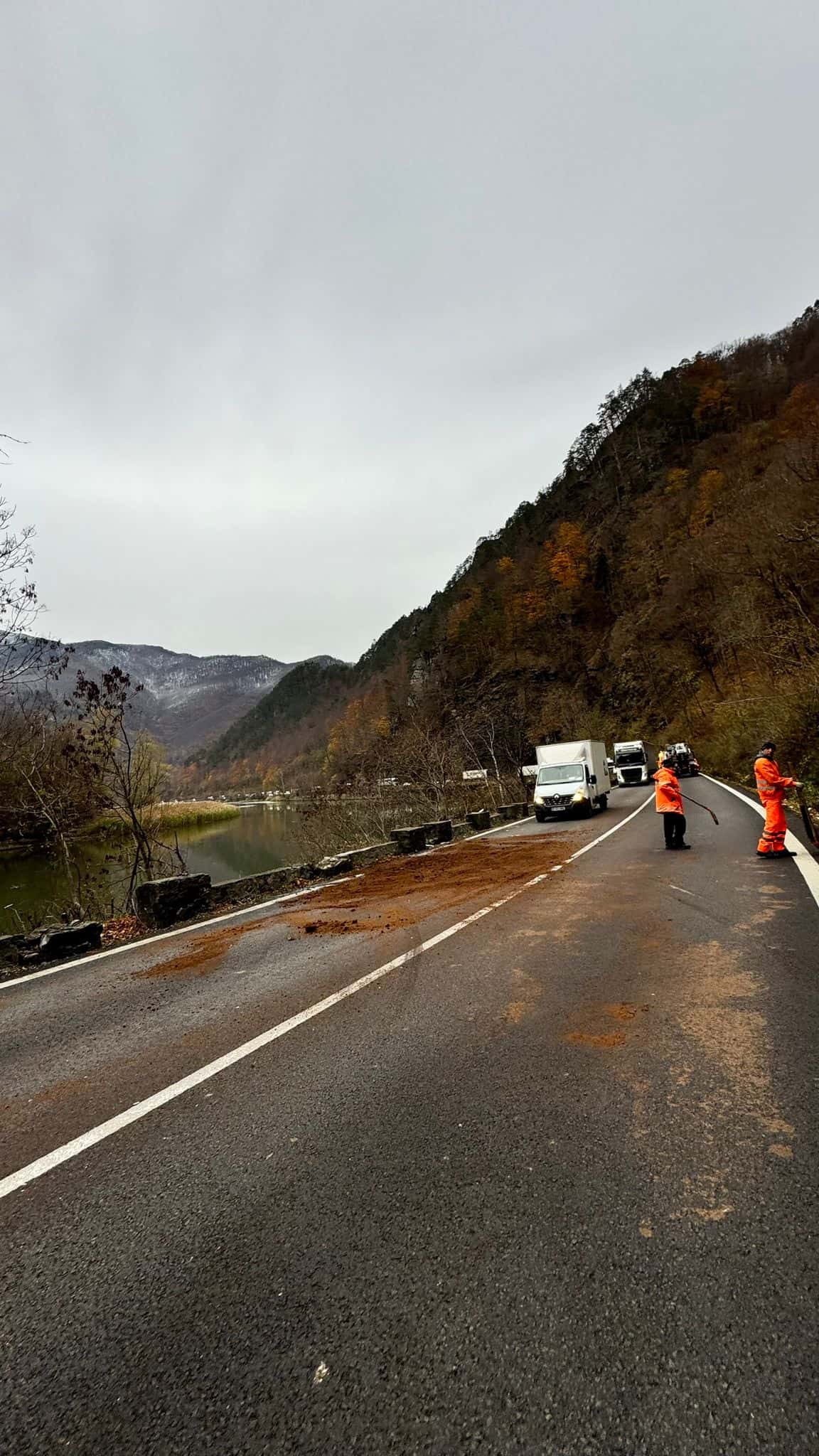 Trafic blocat pe DN7 la Brezoi în urma unui accident (foto) UPDATE