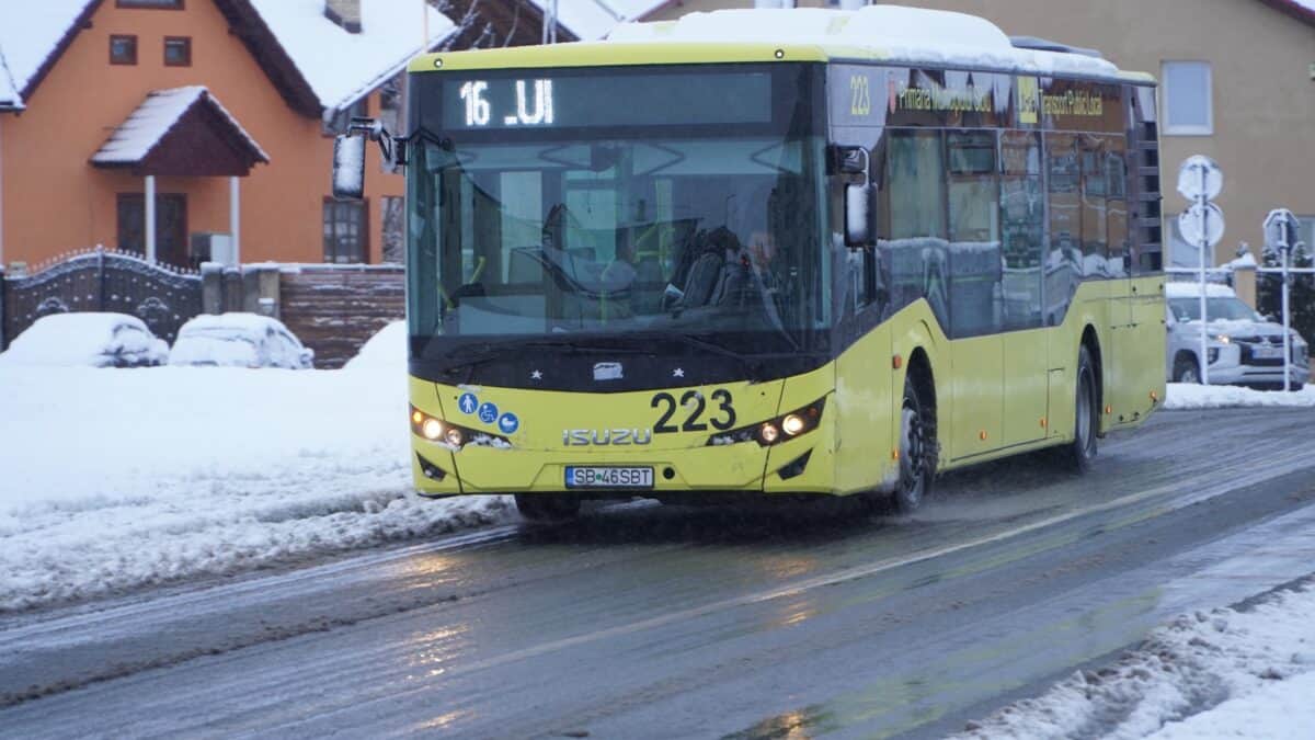 Călători revoltați de orarul și întârzierile autobuzelor de pe traseul 11. Tursib-ul dă vina “pe trafic”