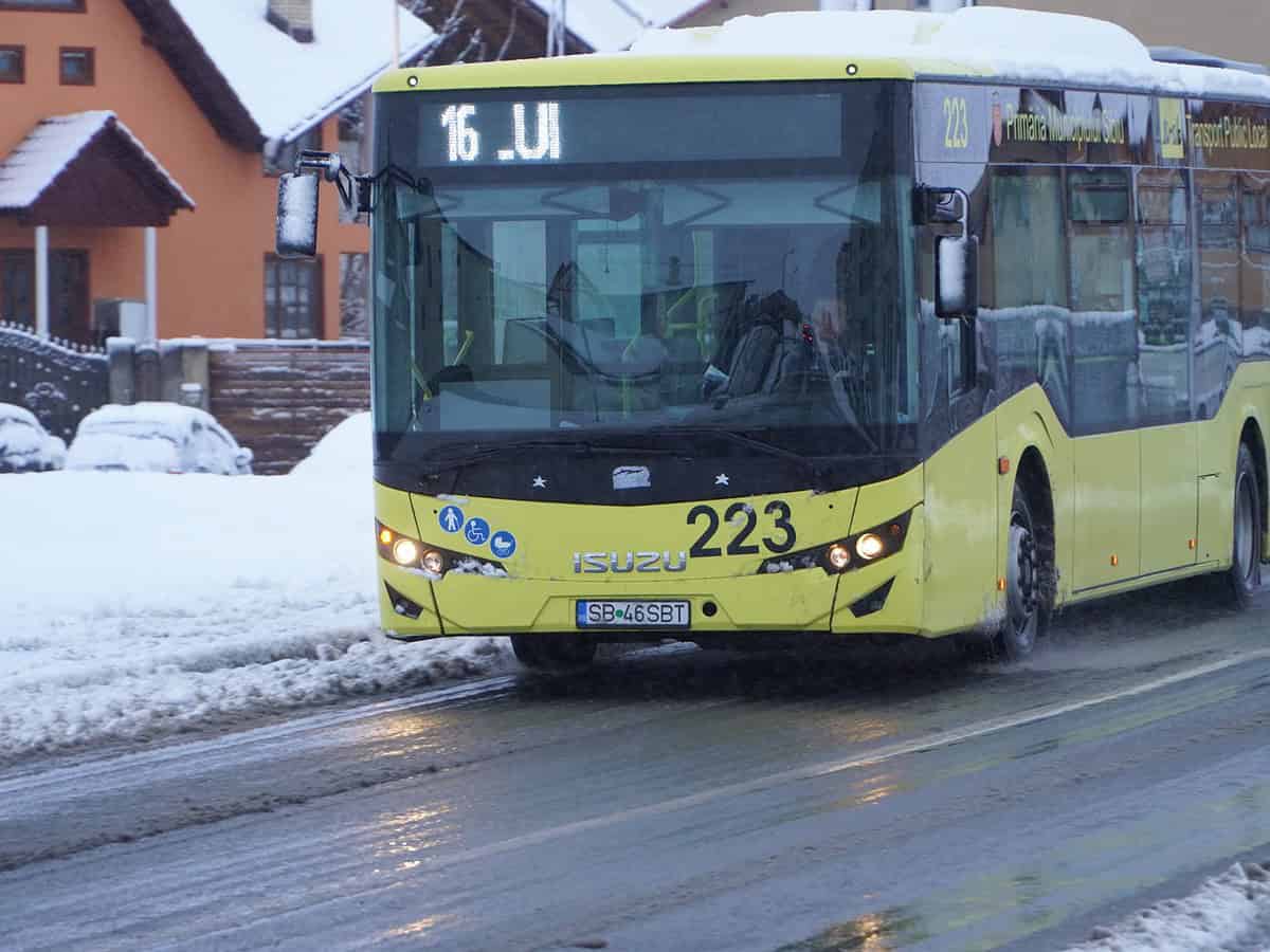 Călători revoltați de orarul și întârzierile autobuzelor de pe traseul 11. Tursib-ul dă vina “pe trafic”