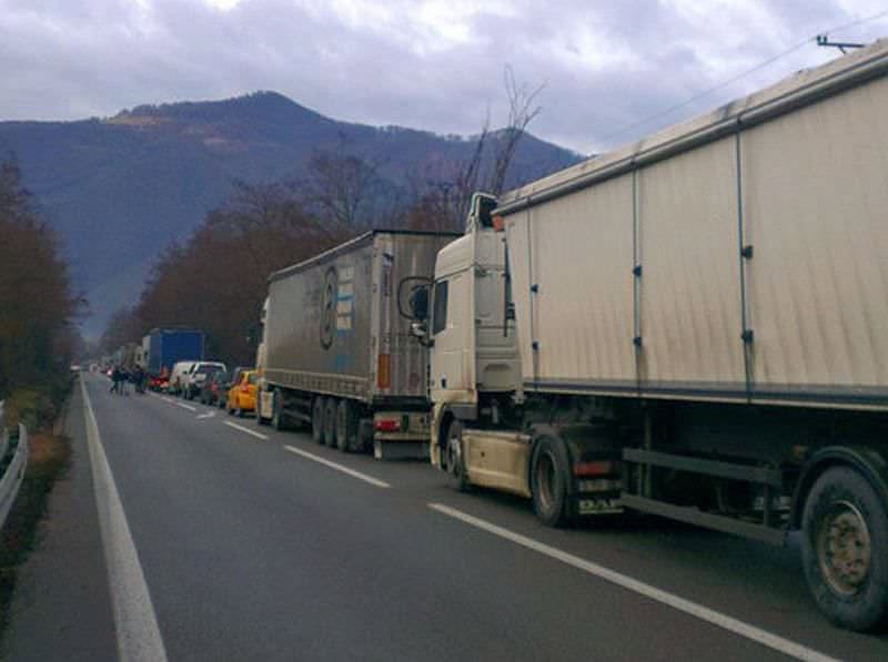 trafic blocat pe valea oltului, pe un sens de mers