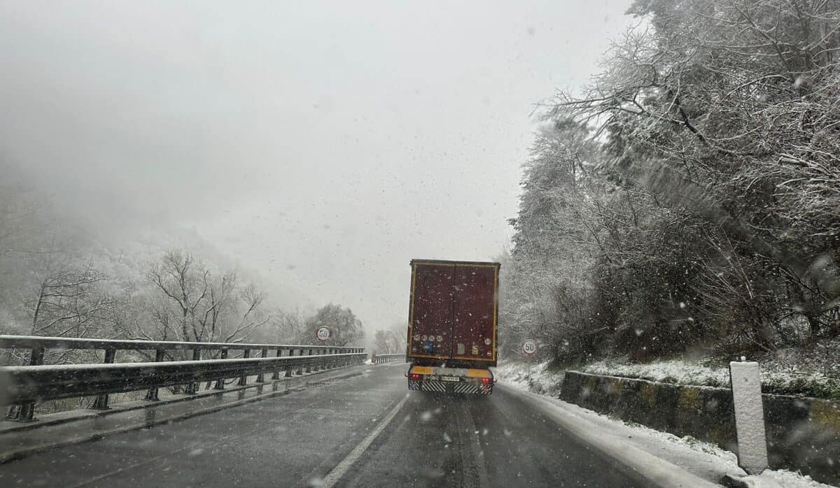 Condiții meteo dificile pe Valea Oltului. Vântul bate cu 85 de kilometri pe oră