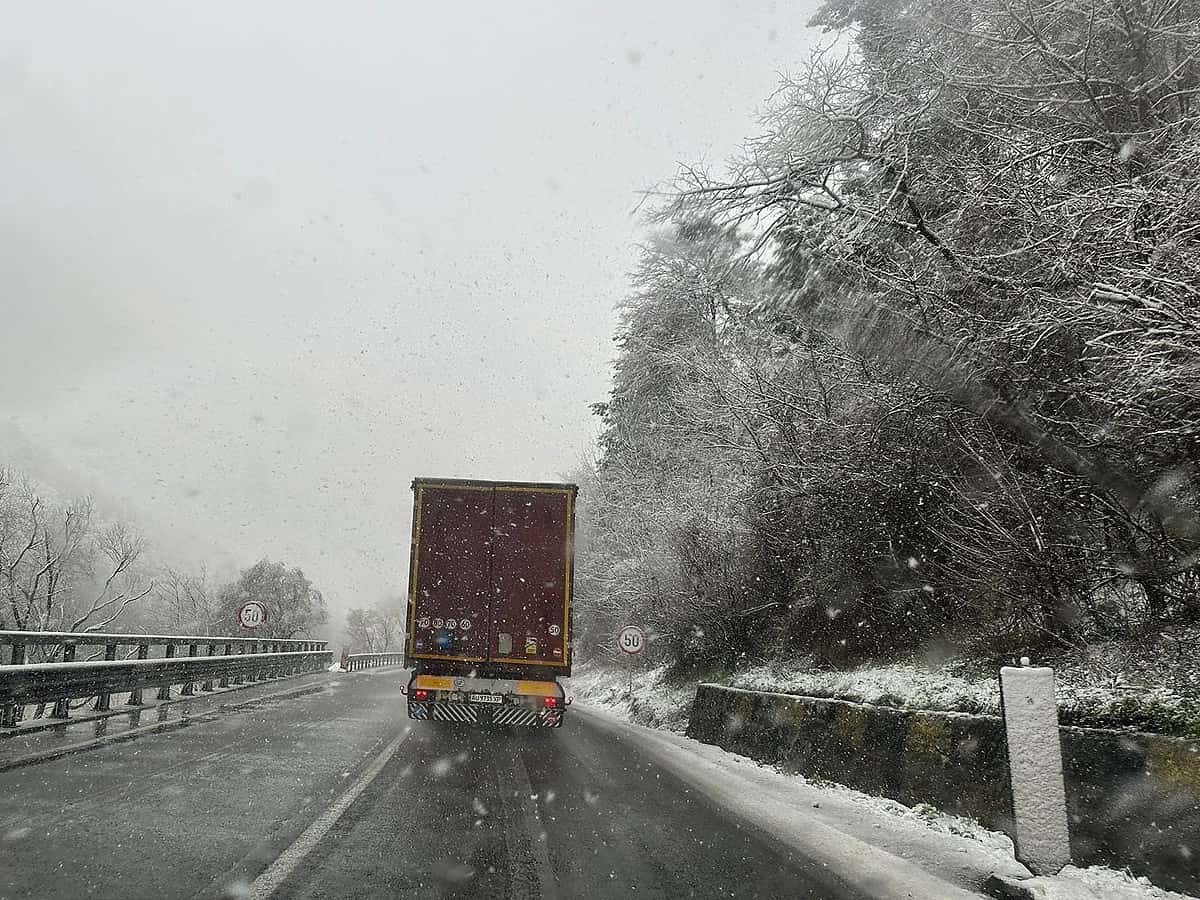 Condiții meteo dificile pe Valea Oltului. Vântul bate cu 85 de kilometri pe oră