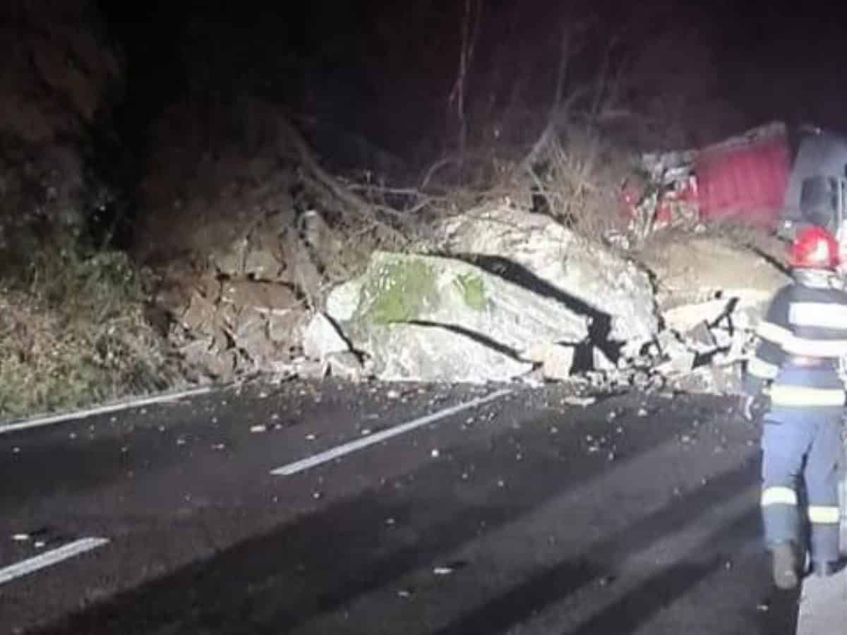 Valea Oltului blocată peste 9 ore din cauza stâncilor căzute peste un TIR. S-au format cozi uriașe! (video)