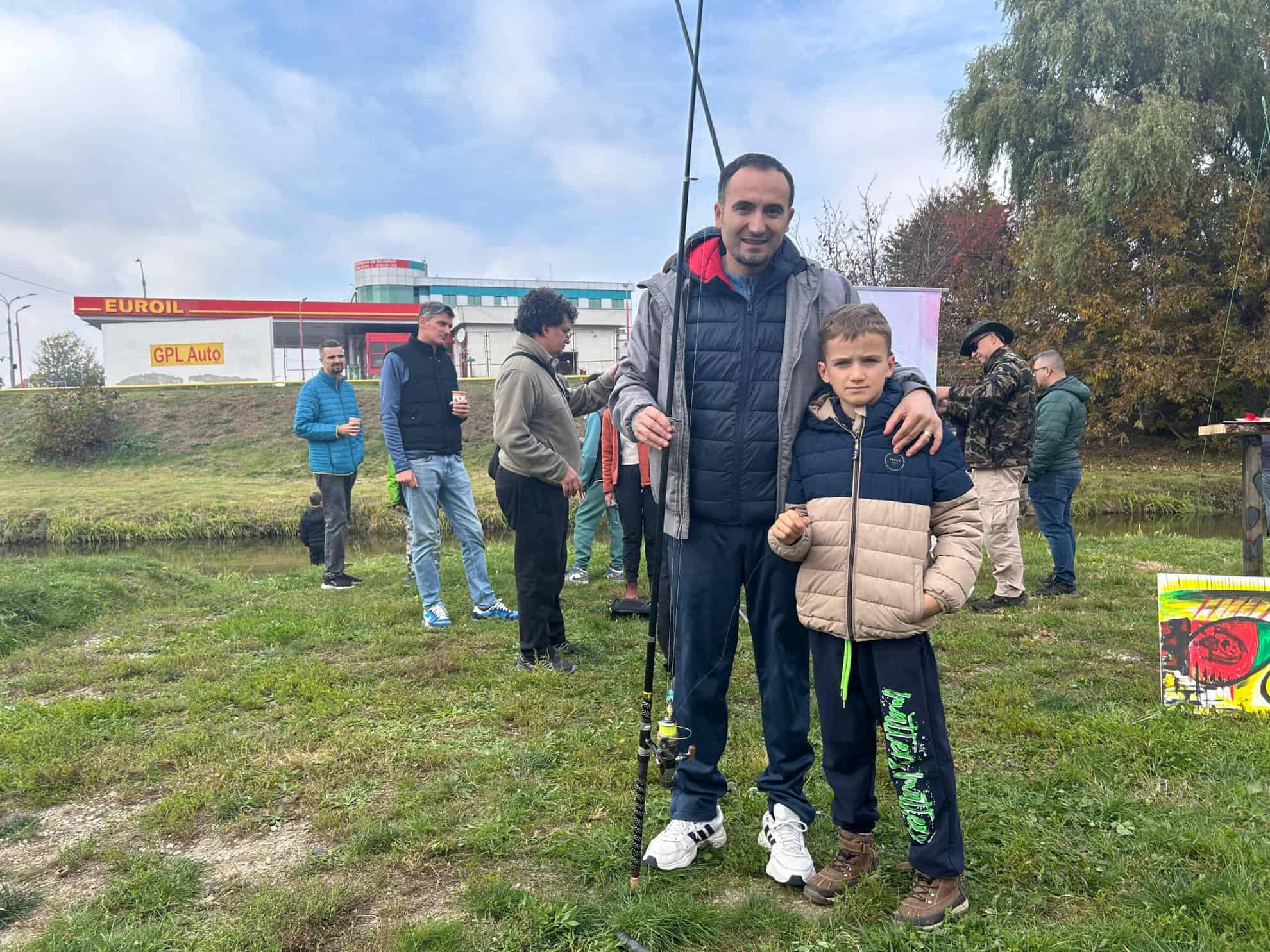 De la mic la mare, sibienii au învățat să pescuiască „la clean”, pe Cibin. „Sperăm să și prindem ceva” (foto video)