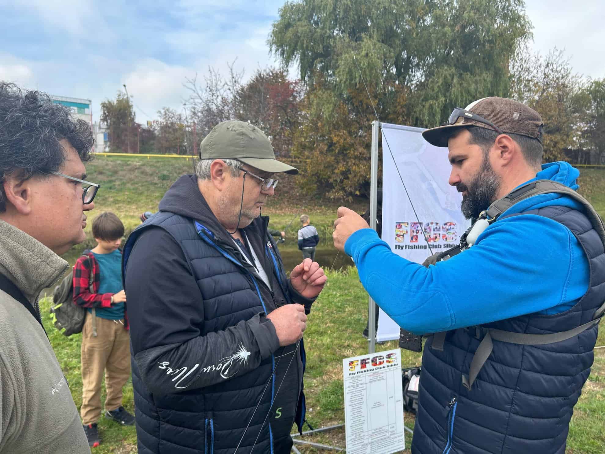 De la mic la mare, sibienii au învățat să pescuiască „la clean”, pe Cibin. „Sperăm să și prindem ceva” (foto video)