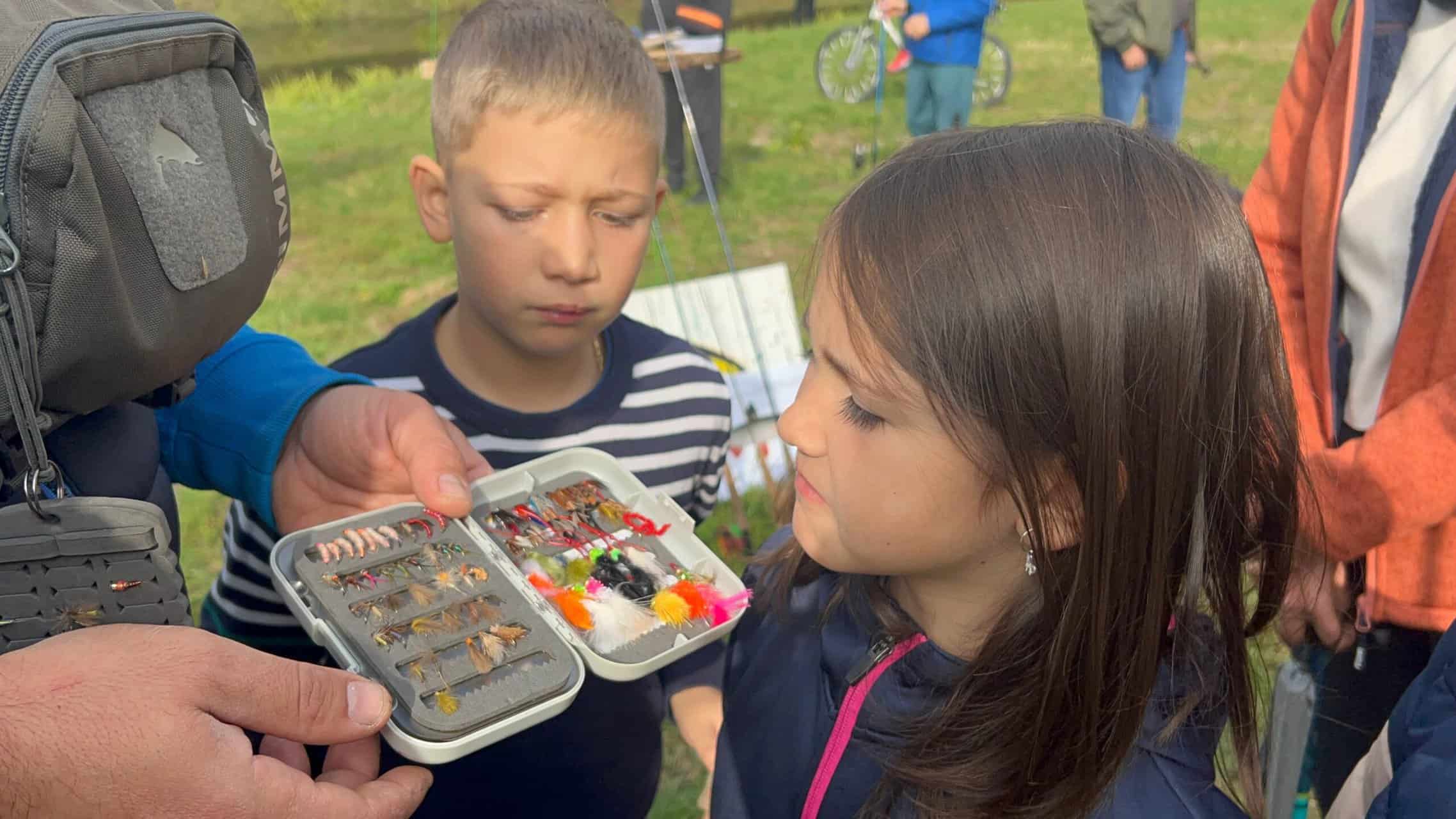 De la mic la mare, sibienii au învățat să pescuiască „la clean”, pe Cibin. „Sperăm să și prindem ceva” (foto video)