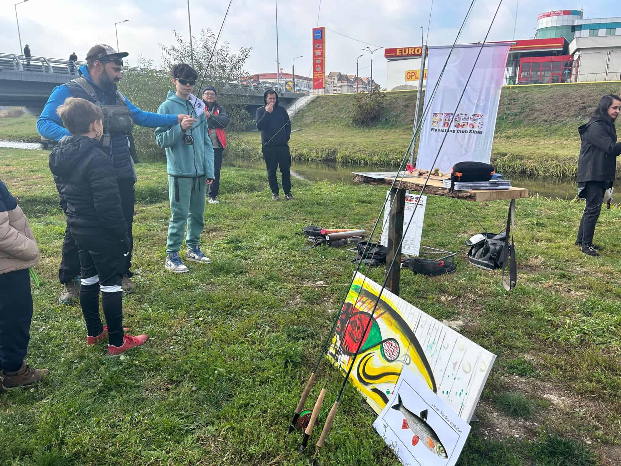 De la mic la mare, sibienii au învățat să pescuiască „la clean”, pe Cibin. „Sperăm să și prindem ceva” (foto video)