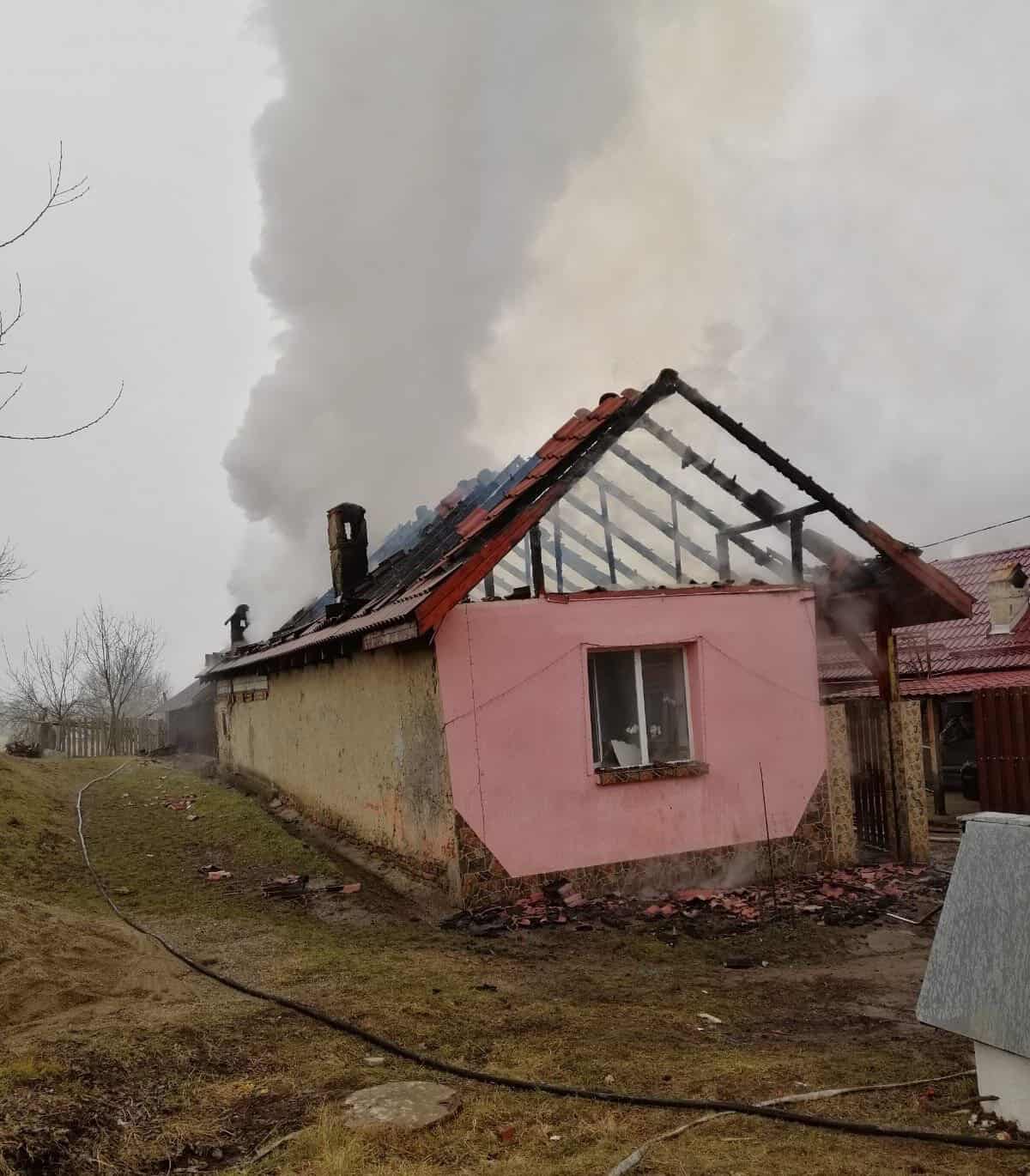 Incendiu la Valchid. Două persoane duse la spital după ce au făcut atac de panică (foto)