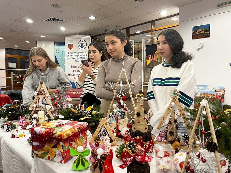 Decorațiuni de Crăciun făcute cu dragoste și pasiune de copii de la centrele de plasament din Sibiu (foto)