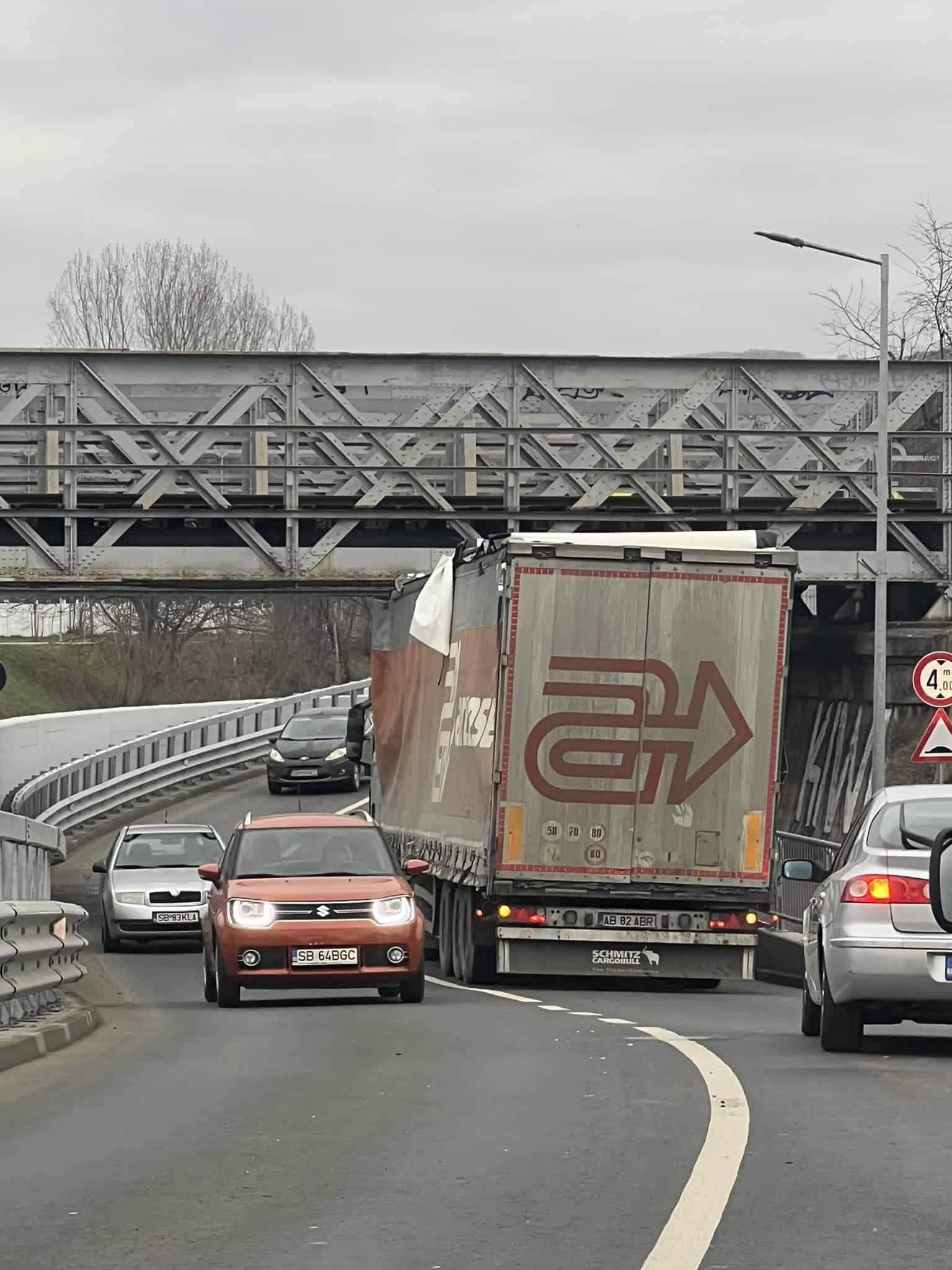 TIR blocat sub podul de cale ferată pe strada Viitorului (foto)