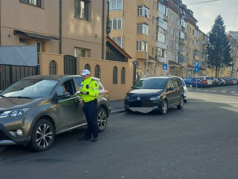 Polițiștii ”la pândă” în intersecțiile din Sibiu. 11 șoferi amendați pentru că au parcat neregulamentar (foto)