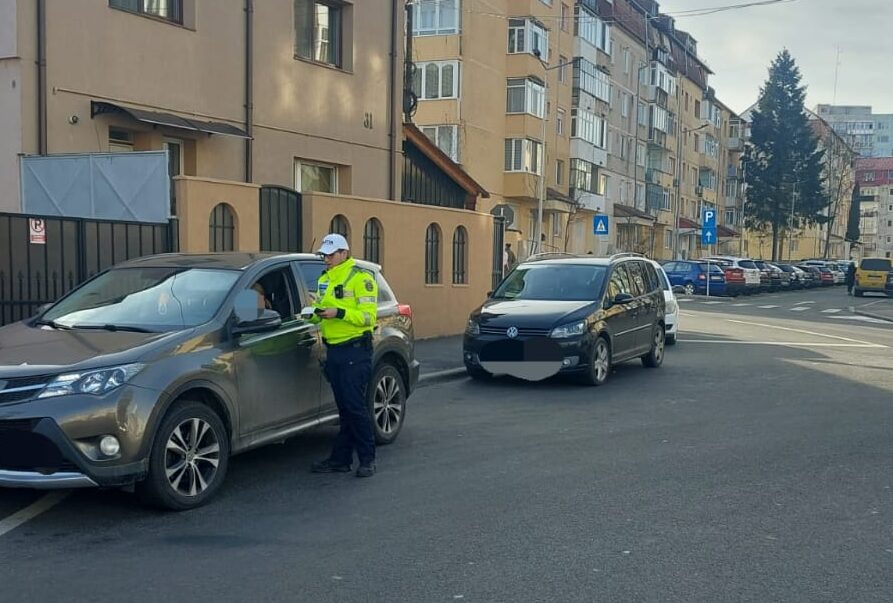 Polițiștii ”la pândă” în intersecțiile din Sibiu. 11 șoferi amendați pentru că au parcat neregulamentar (foto)