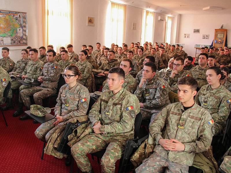 Elevi militari premiați la Sibiu cu premiați cu cărți și mape promoționale (foto)