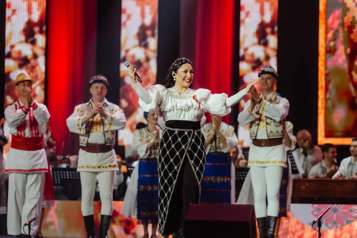 Ziua Națională sărbătorită la Sibiu prin spectacolul extraordinar „Noi suntem români”. Ropote de aplauze la final (foto)