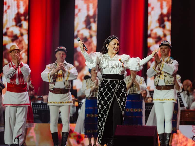 Ziua Națională sărbătorită la Sibiu prin spectacolul extraordinar „Noi suntem români”. Ropote de aplauze la final (foto)