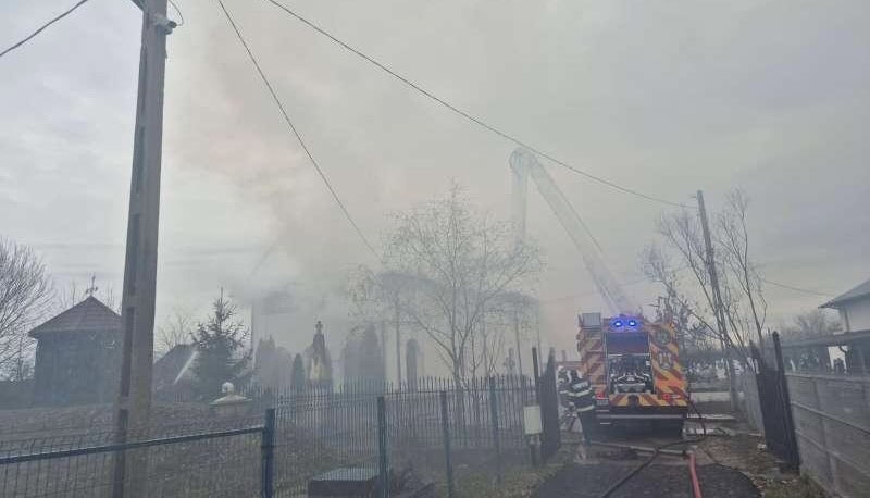 O biserică a luat foc în ziua de Crăciun