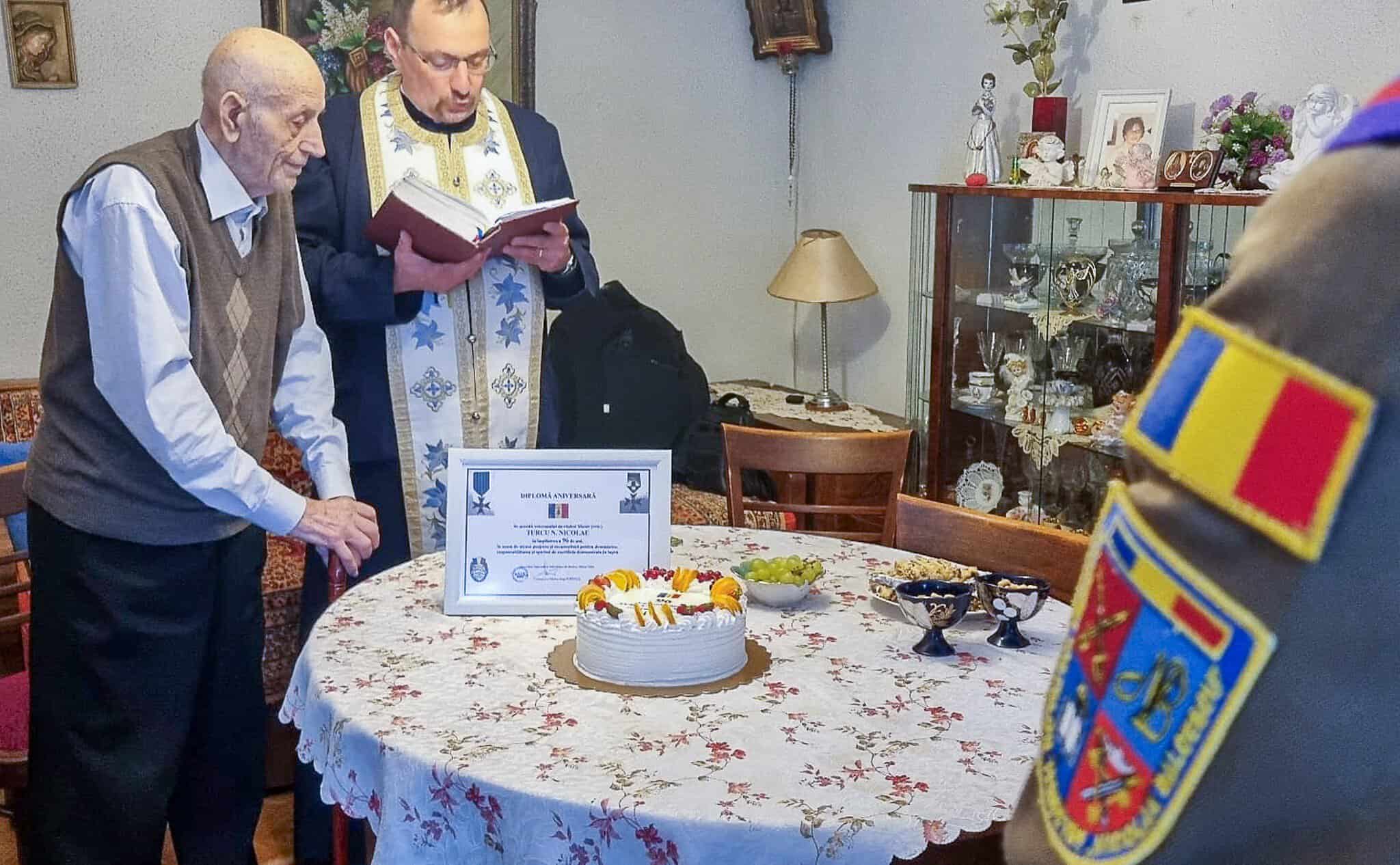 Surpriză frumoasă pentru Maiorul sibian Nicolae Turcu în ziua în care a împlinit 96 de ani. Studenții de la AFT i-au dus un tort (foto)