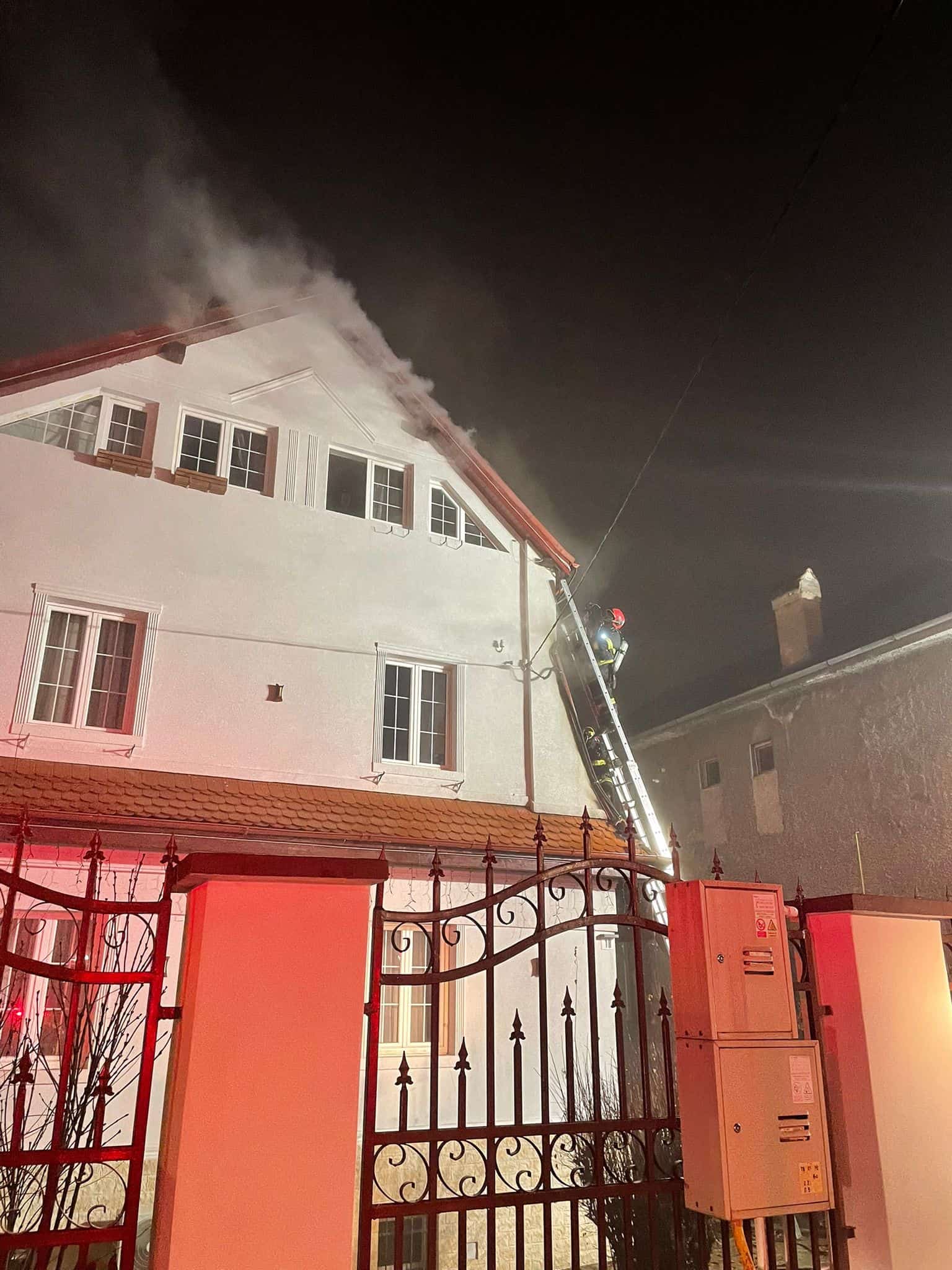 Incendiu la o casă din Sibiu. Acoperișul și podul, mistuite de flăcări (foto)