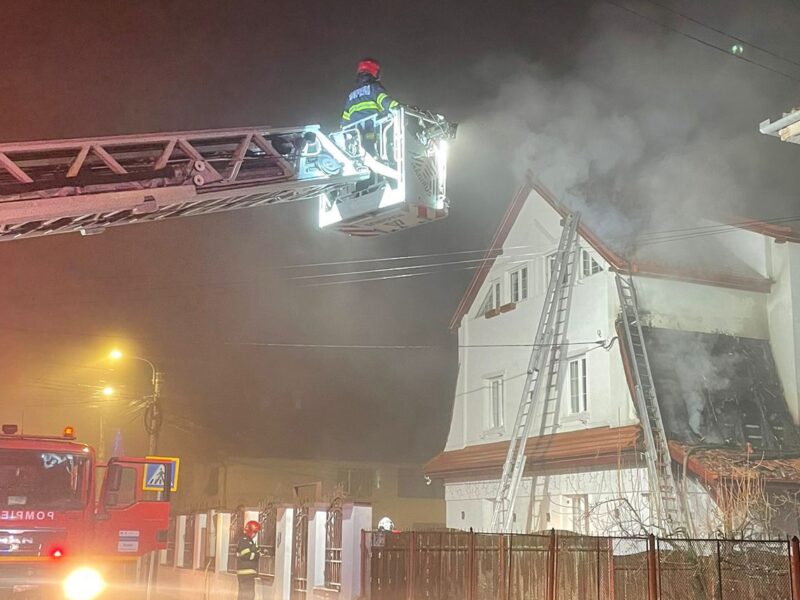 Incendiu la o casă din Sibiu. Acoperișul și podul, mistuite de flăcări (foto)