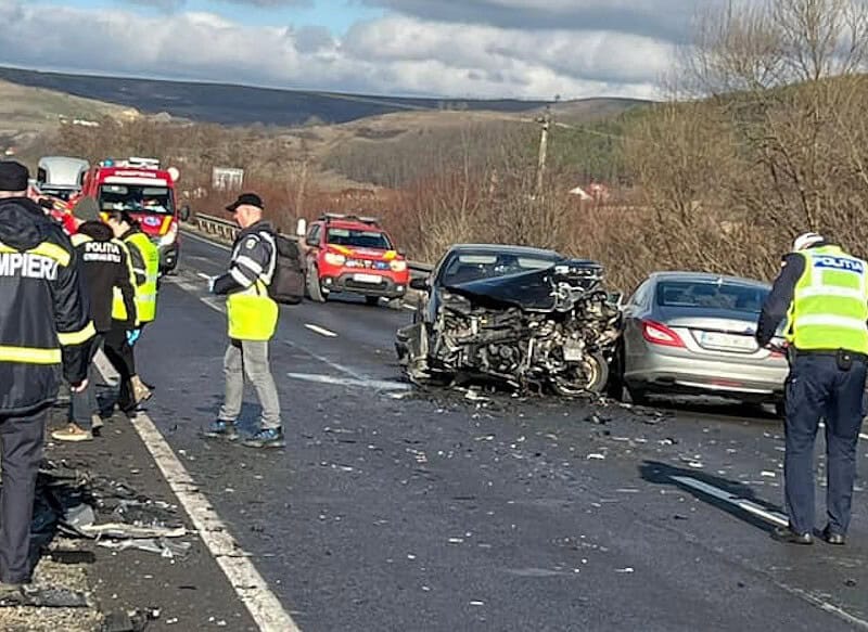 UPDATE: Accident grav la Slimnic cu 3 mașini implicate. Patru răniți duși la spital (foto)