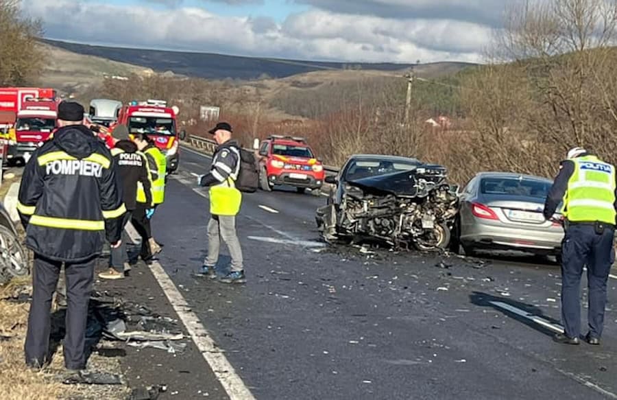 UPDATE: Accident grav la Slimnic cu 3 mașini implicate. Patru răniți duși la spital (foto)