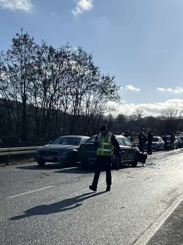 UPDATE: Accident grav la Slimnic cu 3 mașini implicate. Patru răniți duși la spital (foto)