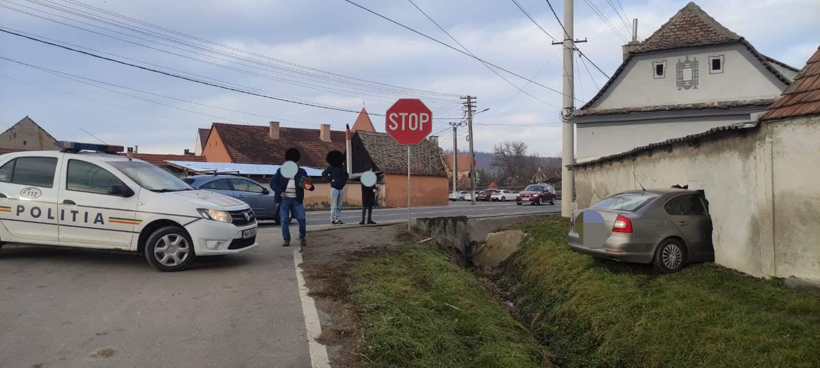 Accident pe DN1 la Bradu. Un șofer a făcut gaură în zidul unei case (foto)