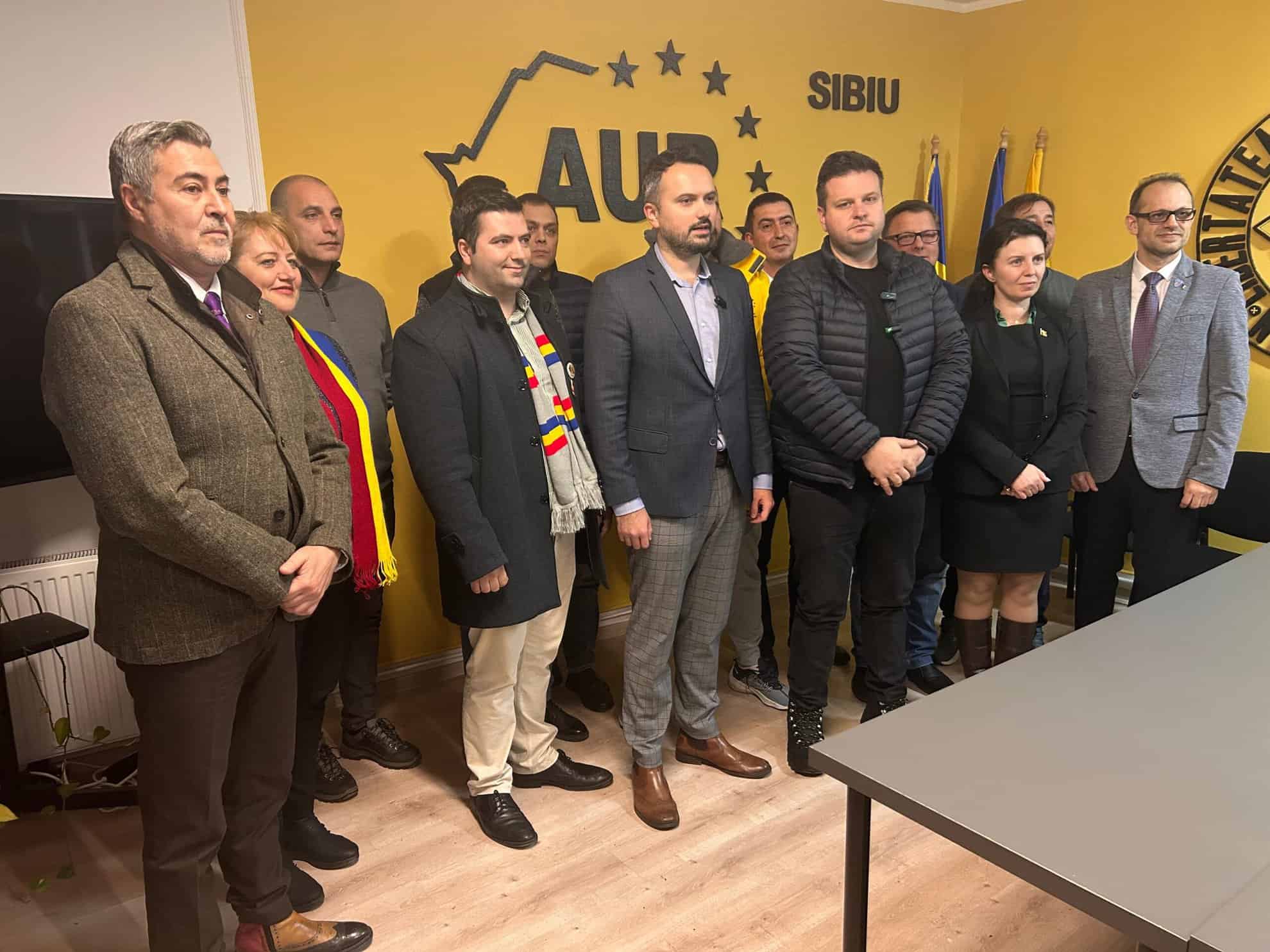 Reacții la sediul AUR Sibiu după Exit Poll. Au ascultat Tatăl Nostru rostit în direct de Simion (video)