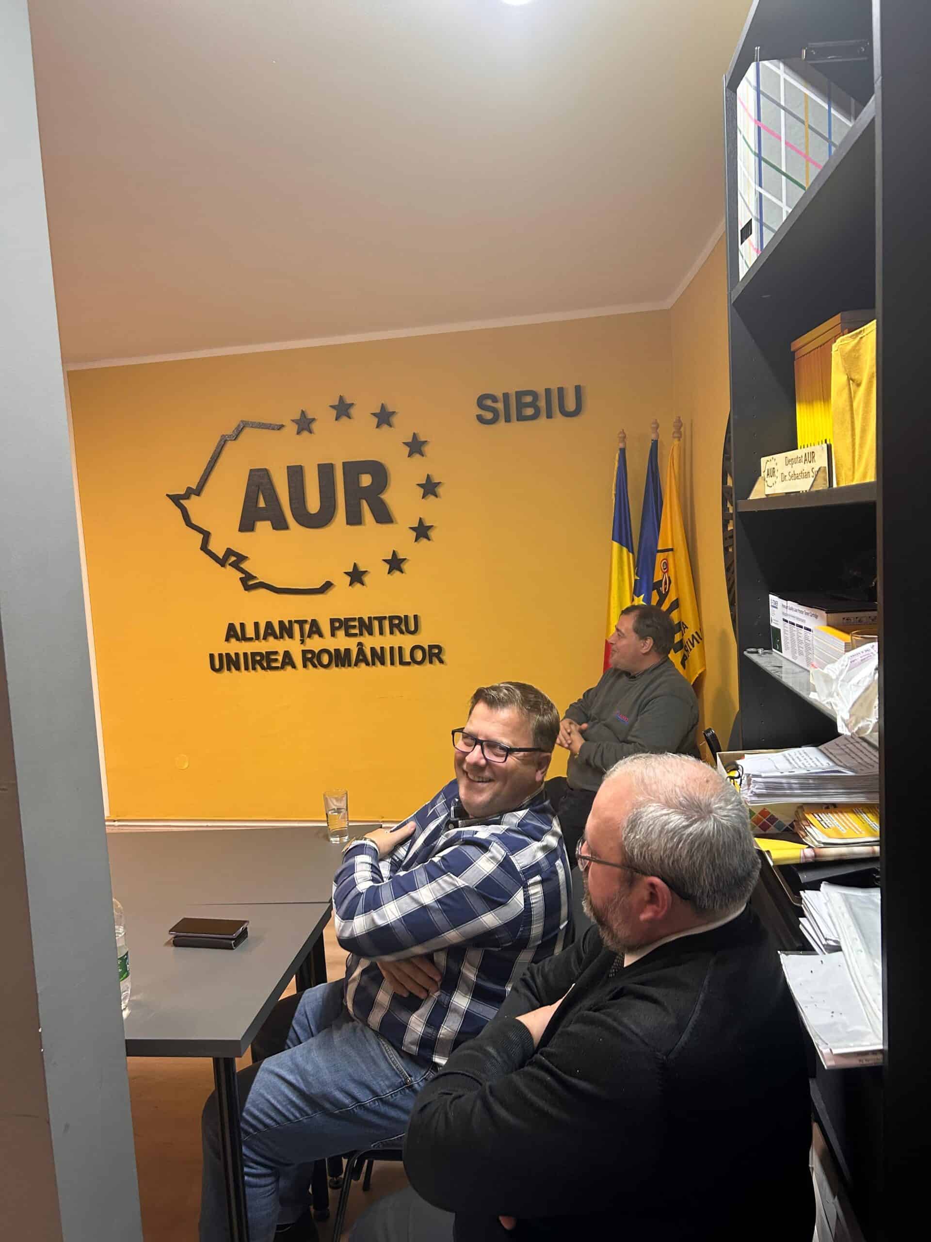 Reacții la sediul AUR Sibiu după Exit Poll. Au ascultat Tatăl Nostru rostit în direct de Simion (video)