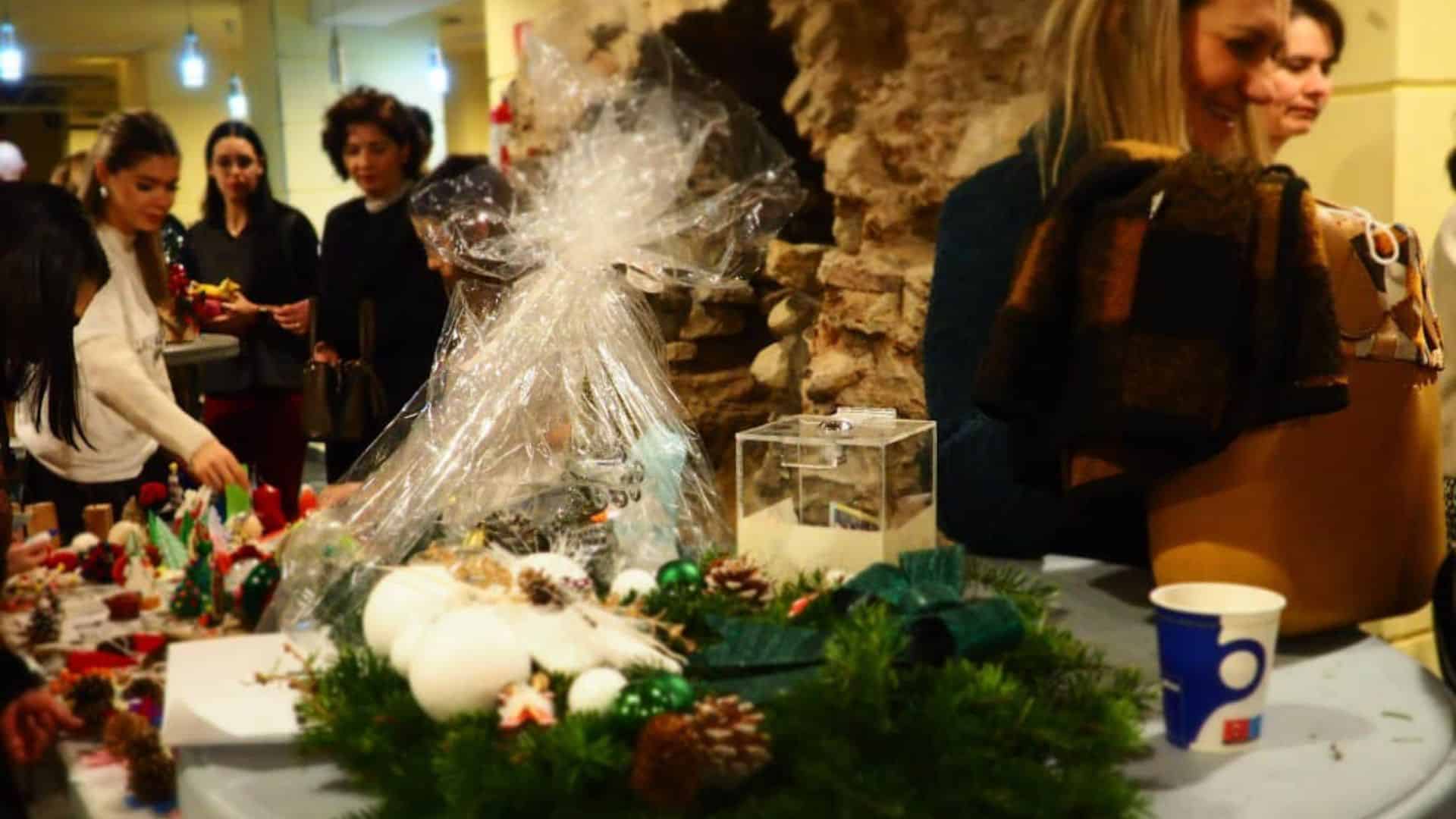 Concert şi bazar de Crăciun la Sala Thalia. Magia sărbătorilor prin ochii liceenilor de la Arte (video)