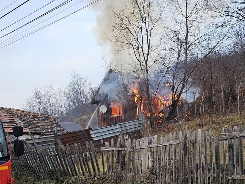 Cabană din Moșna făcută scrum în urma unui incendiu (foto)