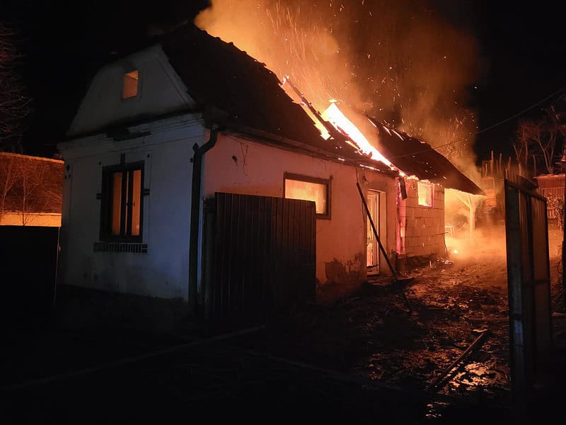 Casă distrusă aproape în totalitate în Valchid după un incendiu devastator (foto)