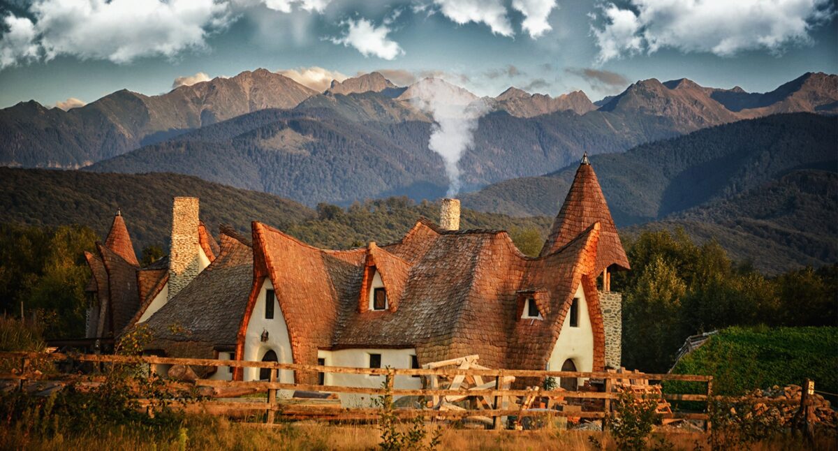 S-a închis Castelul de Lut de la Porumbacu de Sus