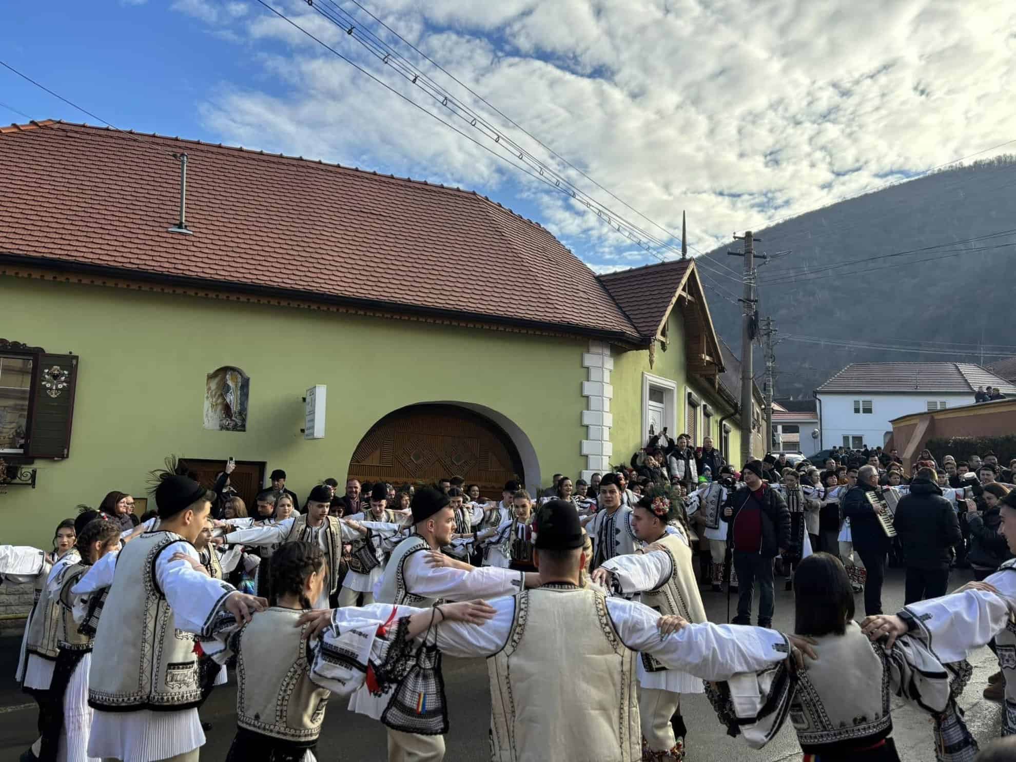 Crăciunul Junilor din Sadu - Au colindat bisericile și primarul