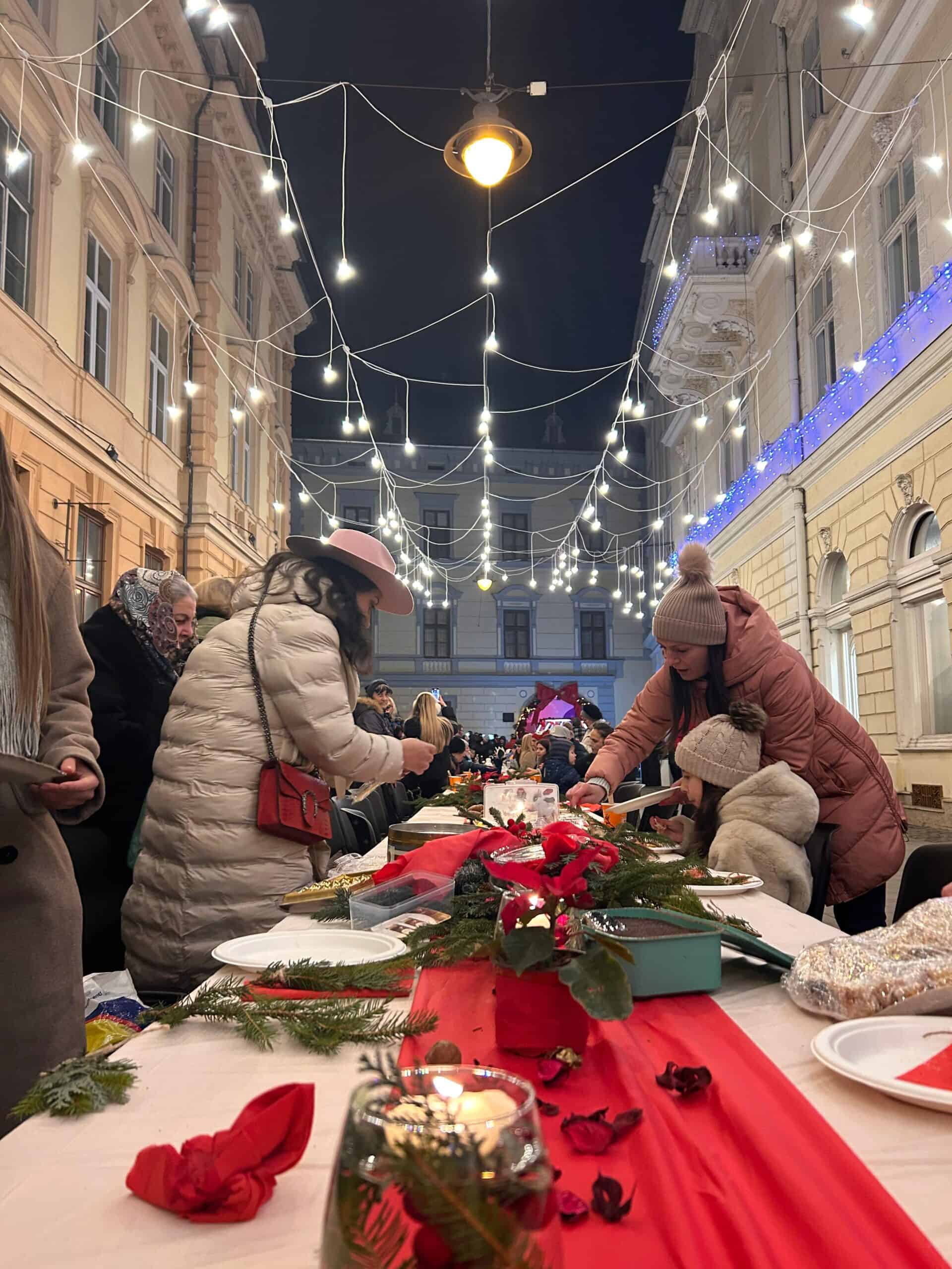 Sute de sibieni și turiști la „Community Dinner”, ediția a 2-a. „E cel mai frumos mod de a-ți cunoaște comunitatea” (foto, video)