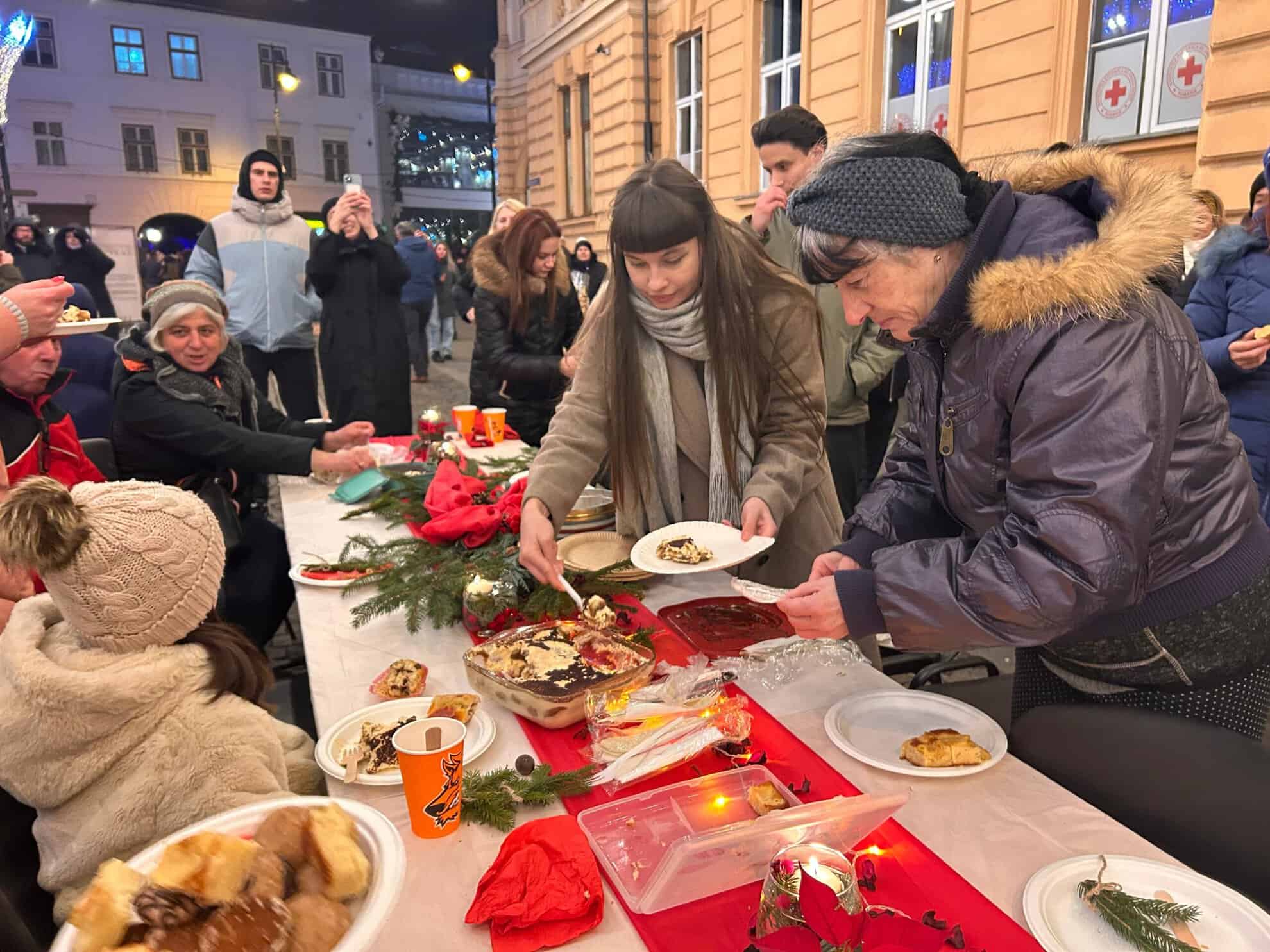 Sute de sibieni și turiști la „Community Dinner”, ediția a 2-a. „E cel mai frumos mod de a-ți cunoaște comunitatea” (foto, video)