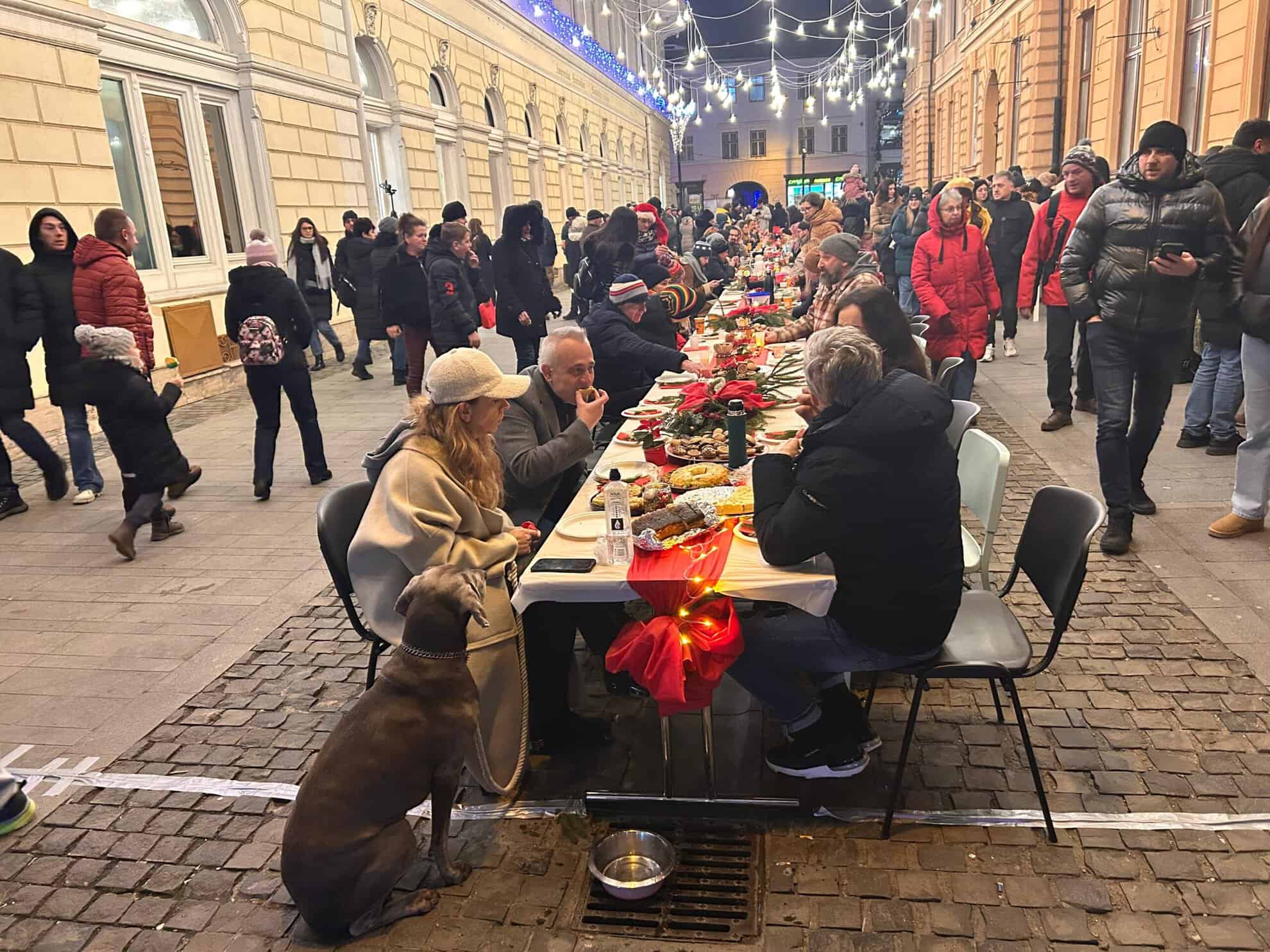 Sute de sibieni și turiști la „Community Dinner”, ediția a 2-a. „E cel mai frumos mod de a-ți cunoaște comunitatea” (foto, video)