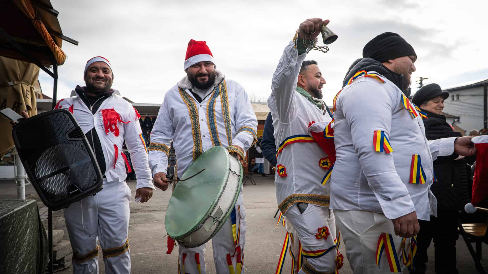 Au început să vină colindătorii stradali la Sibiu. Primii sunt din Ialomița: ,,E vorba de veselie, nu de bani” (video)