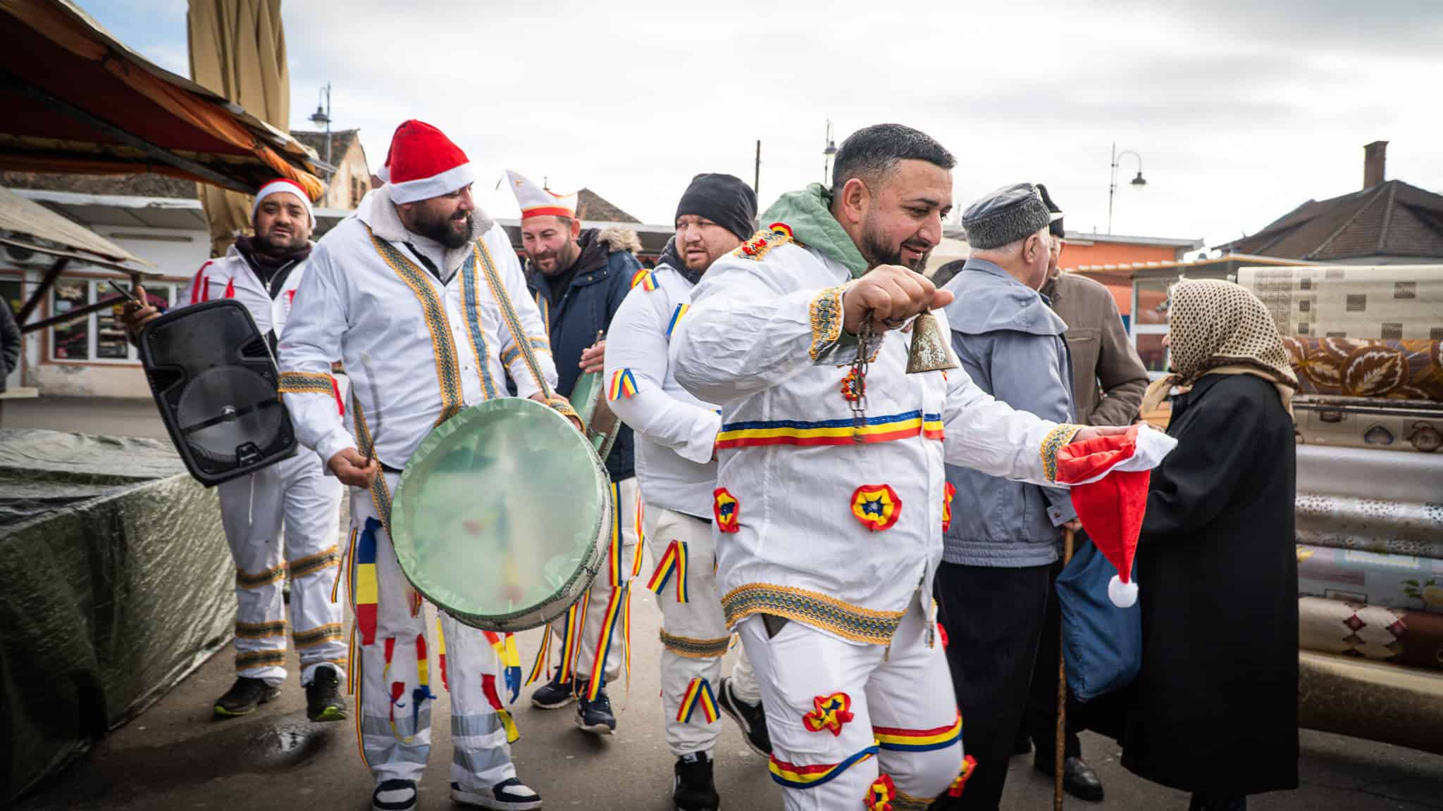 Au început să vină colindătorii stradali la Sibiu. Primii sunt din Ialomița: ,,E vorba de veselie, nu de bani” (video)