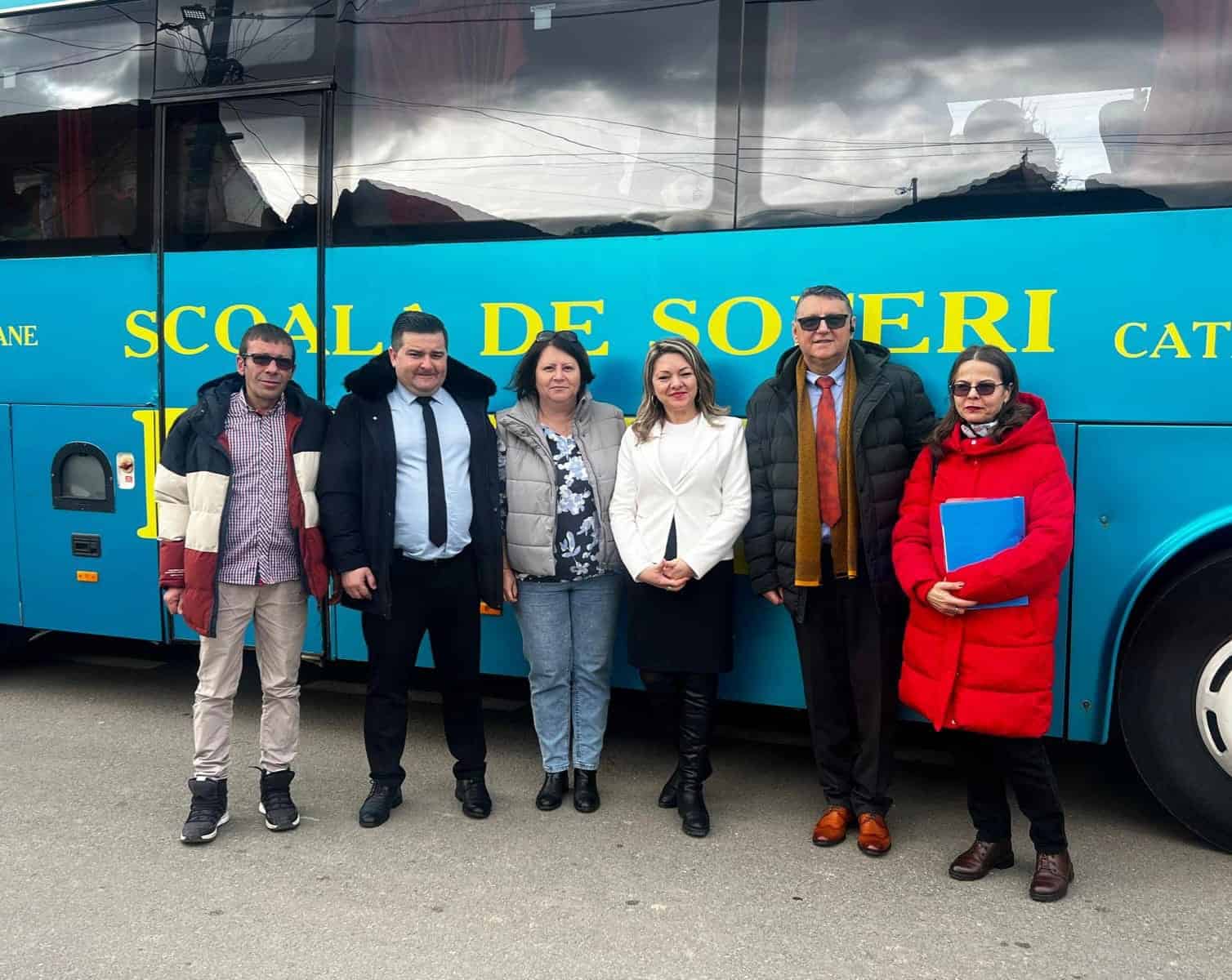 Bucurie de sărbători pentru copiii din Turnu Roșu. Excursie la Târgul de Crăciun și bălăceală la Centrul Aria