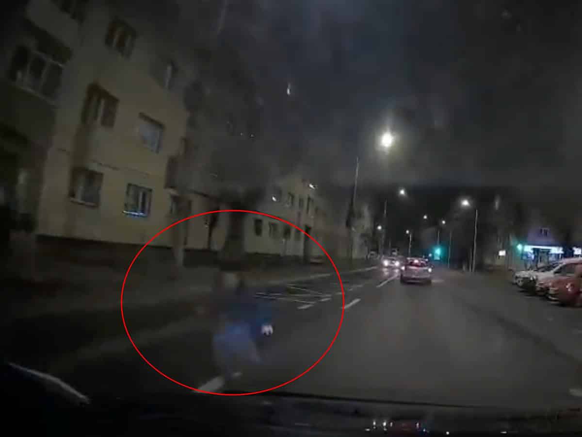 se întâmplă în sibiu. un copil trece neregulamentar strada și e la un pas să fie lovit de o mașină (video)