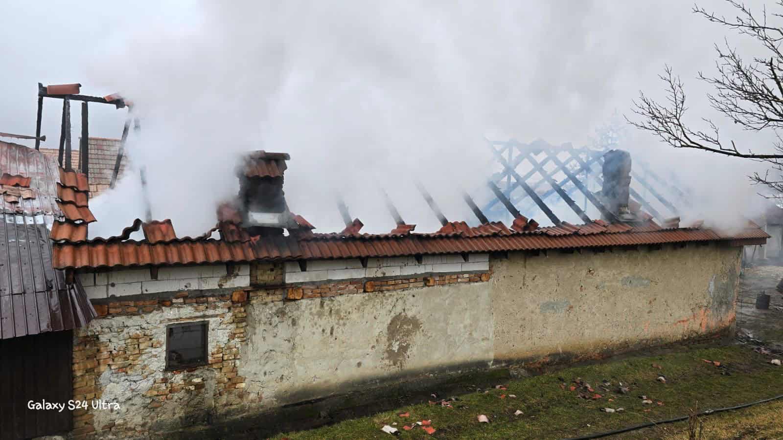 Incendiu la Valchid. Două persoane duse la spital după ce au făcut atac de panică (foto)