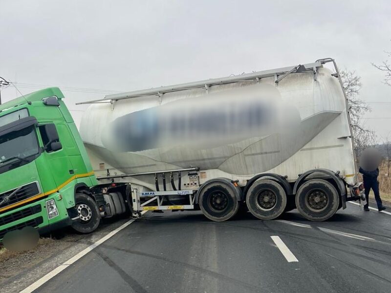 Trafic reluat pe DN1 la Scoreiu după ce un TIR a derapat (update)