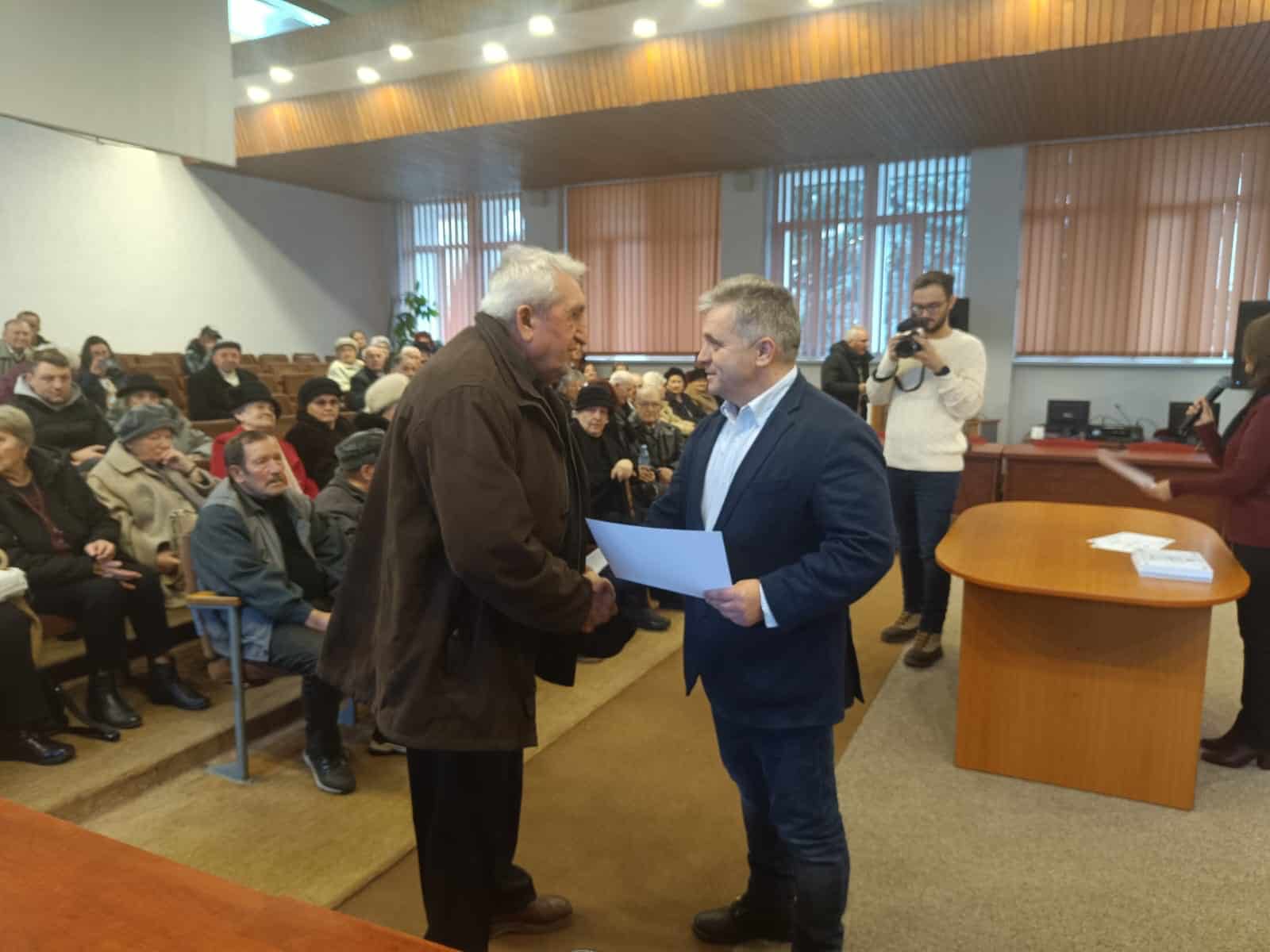 Medieșenii care au împlinit 80 de ani premiați de Primărie (foto)