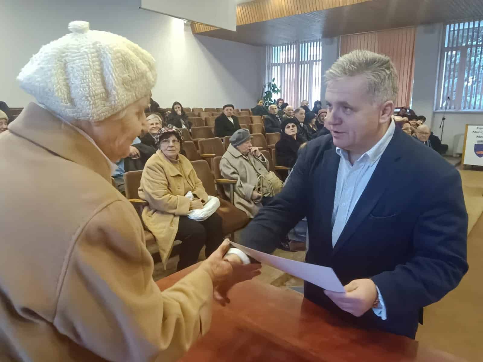 Medieșenii care au împlinit 80 de ani premiați de Primărie (foto)