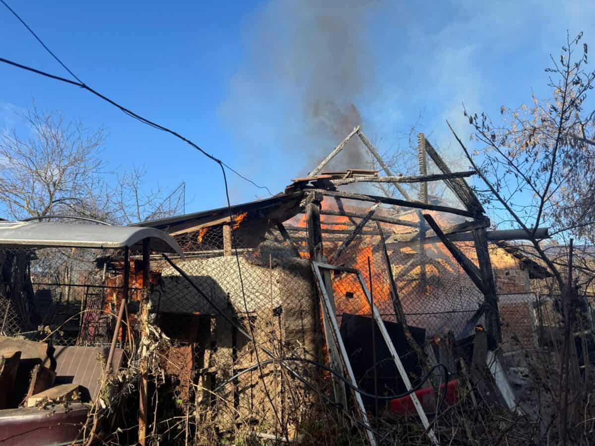 Incendiu într-o gospodărie din Șura Mare. Pompierii au salvat 20 de găini (foto)