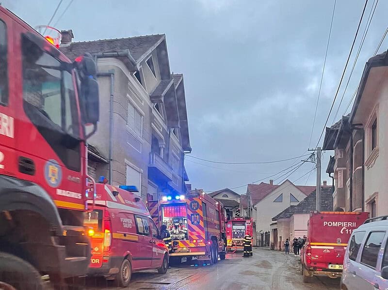 Panică la Poiana Sibiului. Un incendiu care a mistuit o casă, a fost la un pas să se extindă la mai multe locuințe (foto video)