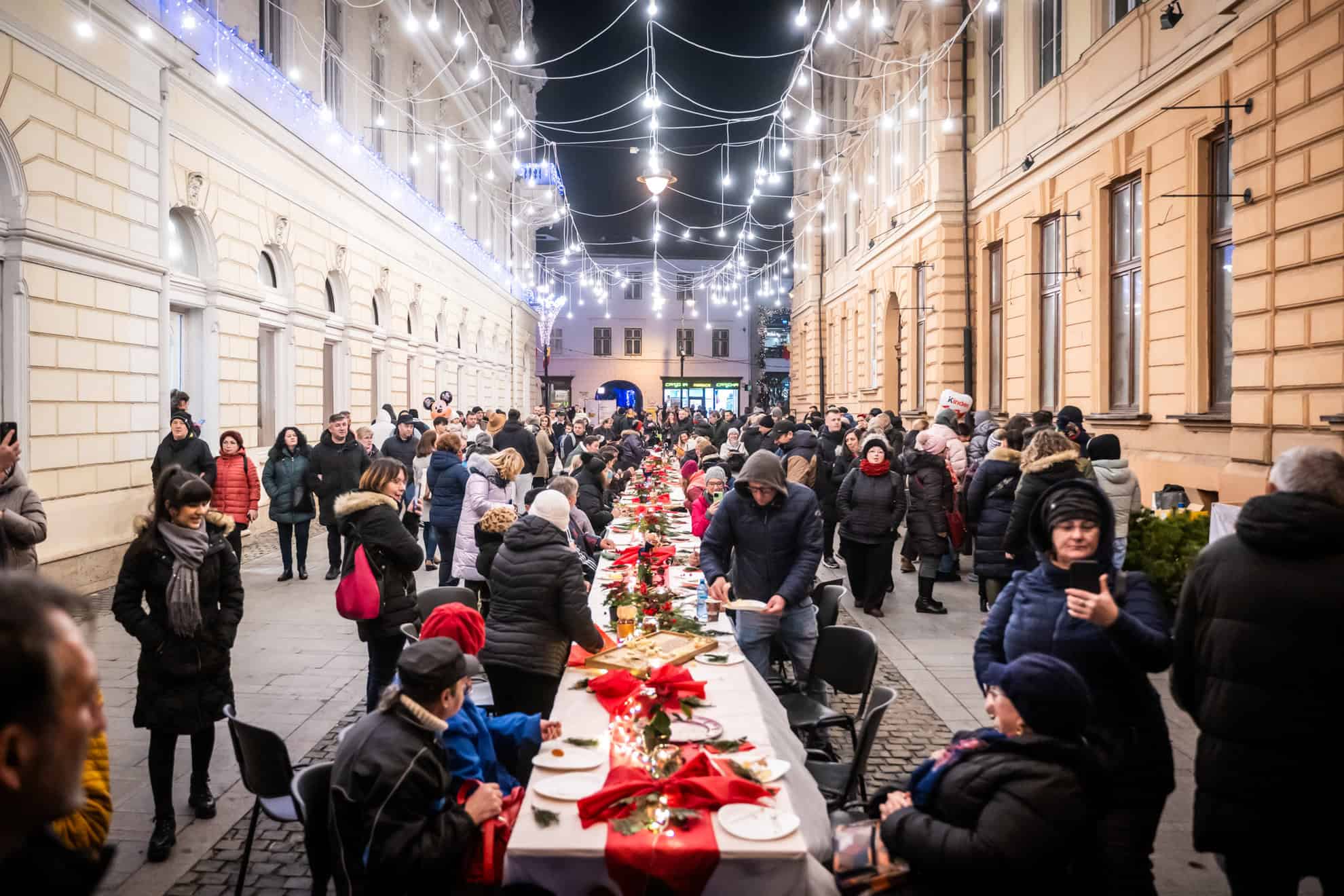 Premieră superbă la Sibiu. Zeci de oameni au împărțit mâncarea și bunătăți aduse de acasă la “Community Diner” (foto)